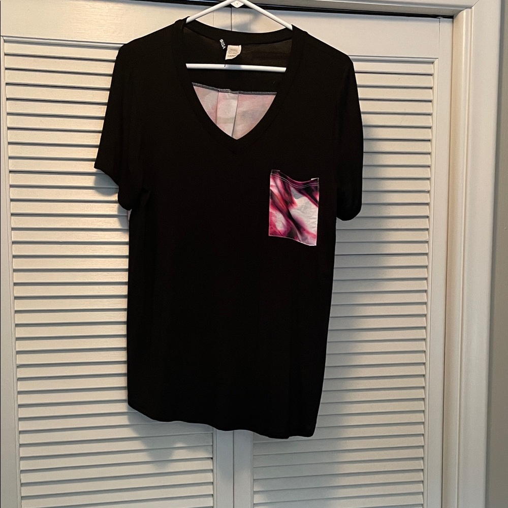 Hemish Chic Black V-neck Tee with Artistic Pink Pocket, Size Large